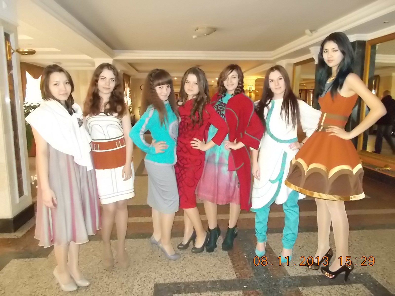 Зрителям и участникам конкурса «Юный модельер» были представлены коллекции одежды, выполненные студентами НКЛПиС: «Мятная клюква», «Новосибирск» и «Осенний фреш».